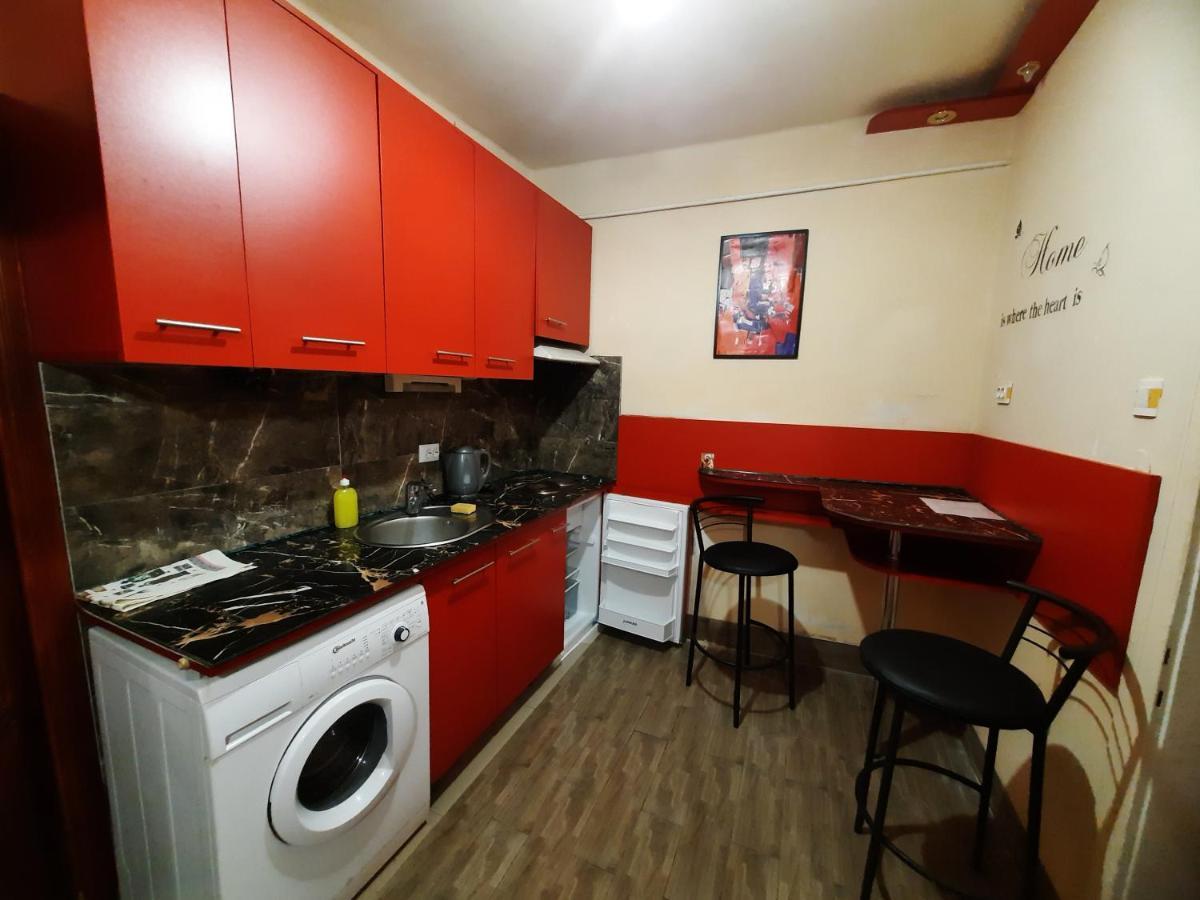 Midnight Cats' Apartment In Rynok Square Світло Є Завжди! リヴィウ エクステリア 写真